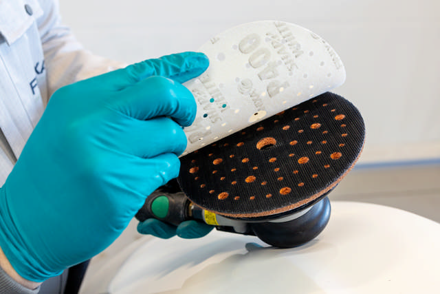 SAM 75M - Plato velcro lijadora Ø150 mm MEDIUM-75 agujeros SharpWhite