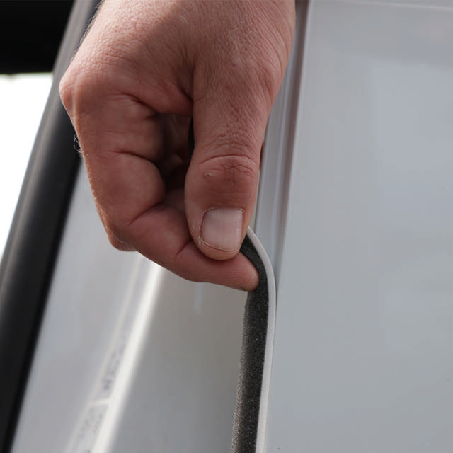 Diagonales Schaumklebeband